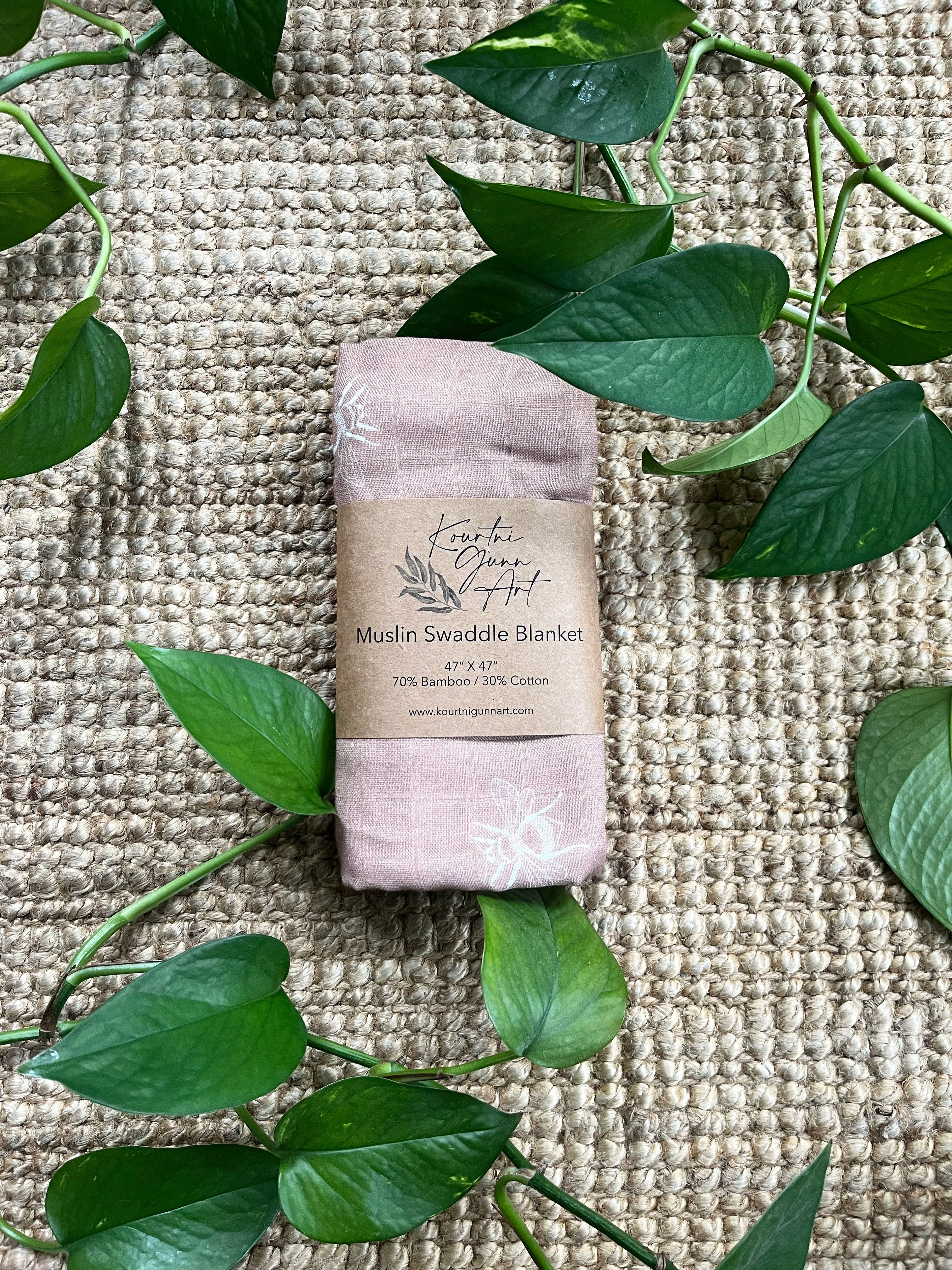 Kourtni Gunn Art – wholesale Lindning - Baby – Bivispningsfilt  |  Humla Musslin Babyfilt2