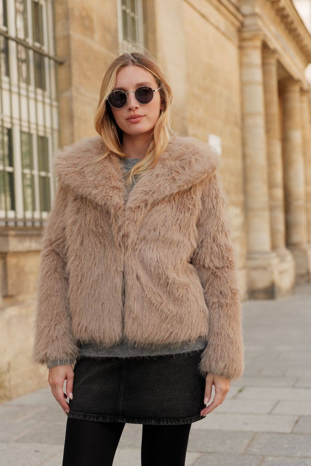 Attrait Paris – wholesale Päls/fuskpäls - Dam – Kort kappa i fuskpäls med lång lugg2