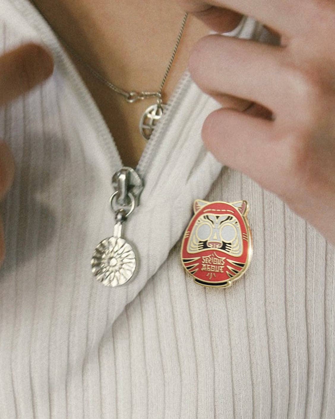 Seriou About – wholesale Lapel pin/button – DARUMA DOLL GOLD, enamel pin3