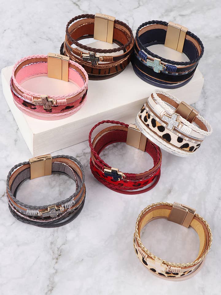 Bracelet en forme de croix tressée en cuir à imprimé léopard pour la vente par MYS Wholesale Inc