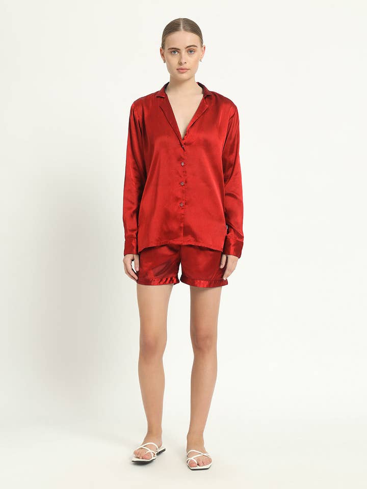 Ensemble de pyjama - Short rouge écarlate en satin sur mesure pour la vente par Thevasa