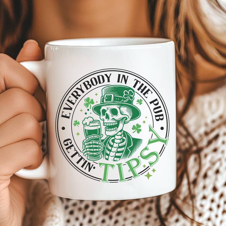 Toda a Gente no Pub a Ficar Alegre Caneca do Dia de São Patrício por atacado de Hello Gorgeous Mugs