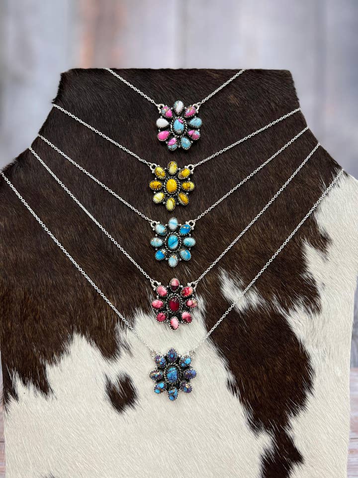 Collier en argent sterling fait main avec plusieurs pierres, signé Nizhoni. pour la vente par Nizhonitradersllc