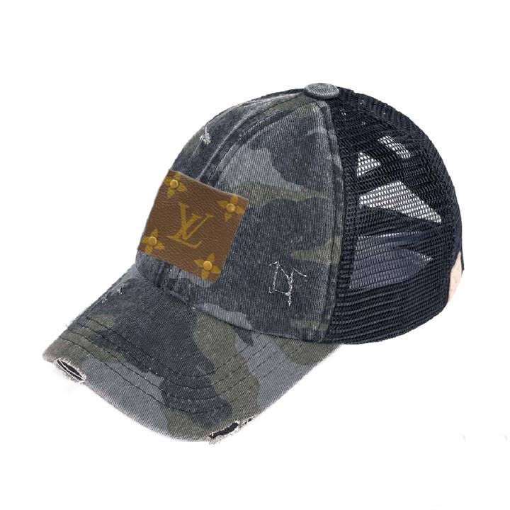 Embellish Your Life – Großhandel Trucker-Cap – Damen – Upcycelte, abgenutzte Tarn-Trucker-Kappe