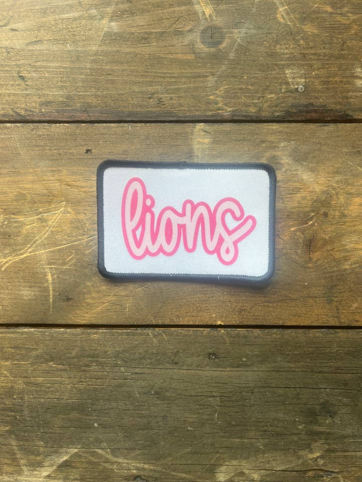 Patch-Mascot/Säger Rosa för wholesale av Ellie Jean Designs