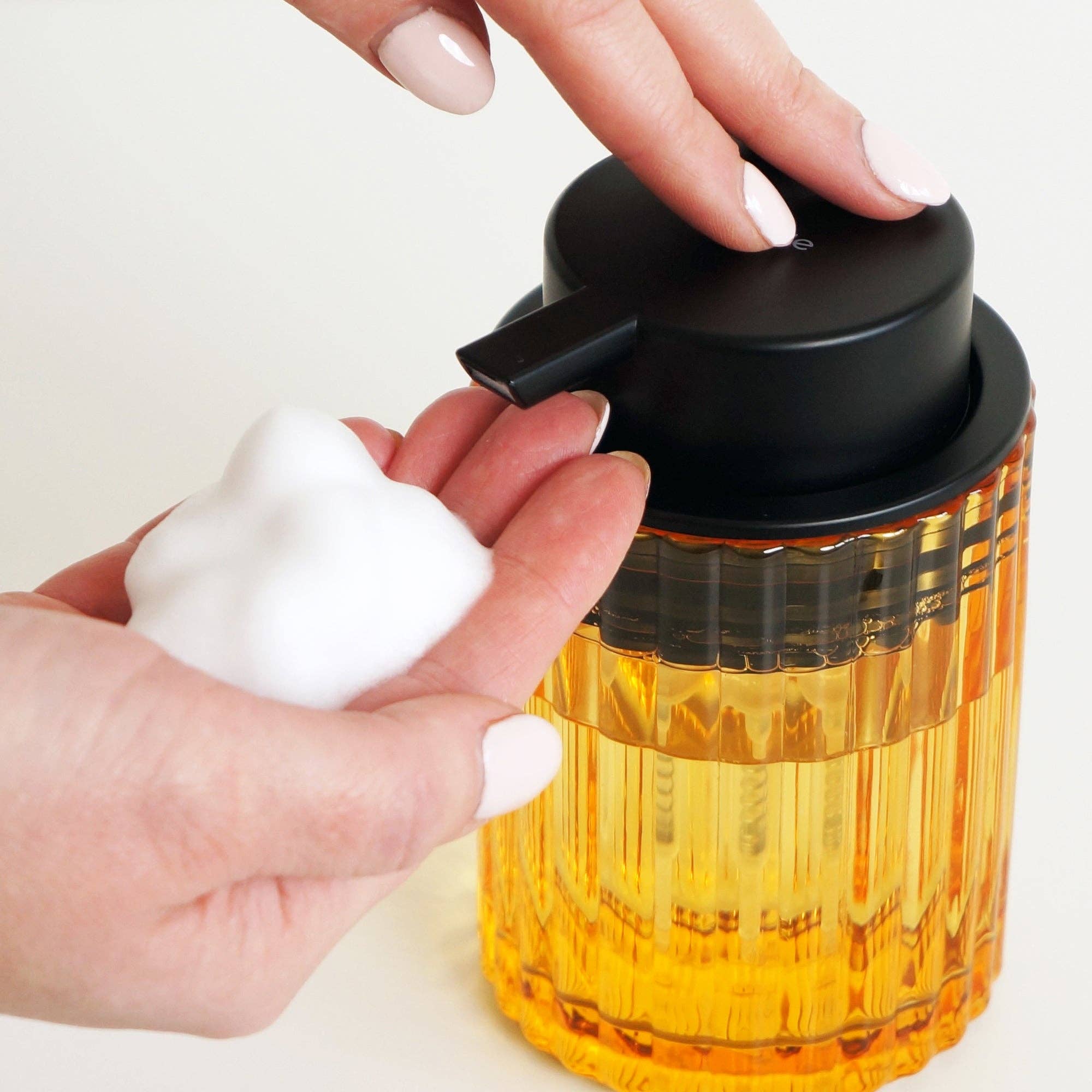 Velnue – wholesale Tvåldispenser – Väggmonterad skumbaserad tvåldispenser i bärnstensglas | Wave1