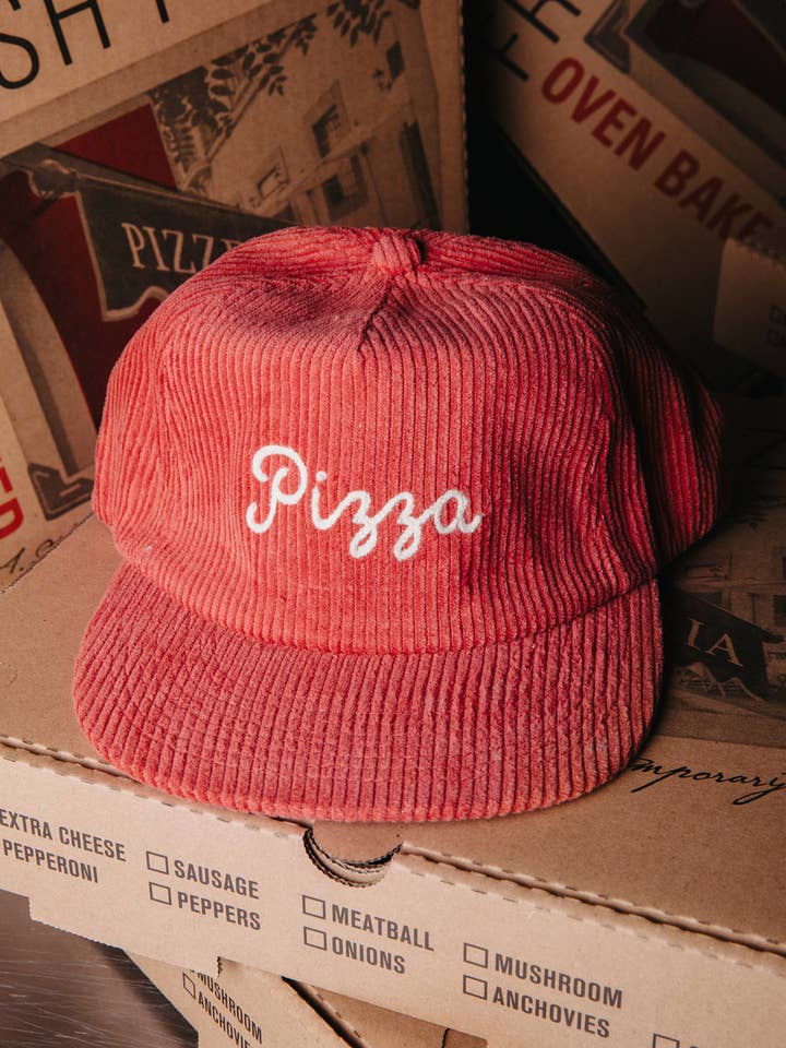 Chapeau Pizza Chainstitch, chapeau en velours côtelé pour la vente par Pyknic