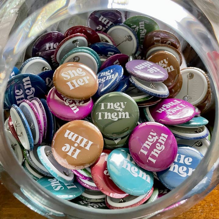 Stone Donut Design, LLC - Vendita all'ingrosso Spilla da bavero - Spille con pronomi (diametro 1,25")1