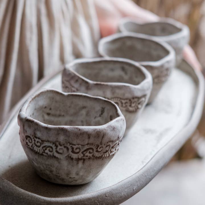 NAUTILUS Zeremonielle Steingut handgefertigte gekniffene Kakaotasse für den Großhandel von LAIMA CERAMICS (SIA Radosa Apvieniba Spares)