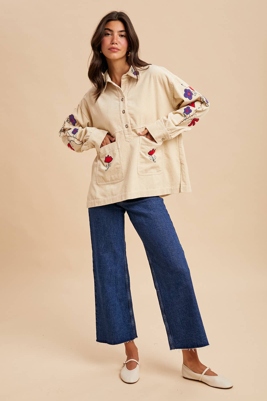 In Loom – Großhandel Hemd mit Button-down-Kragen – Damen – CORD-HENLEYSHIRT MIT STICKEREI8