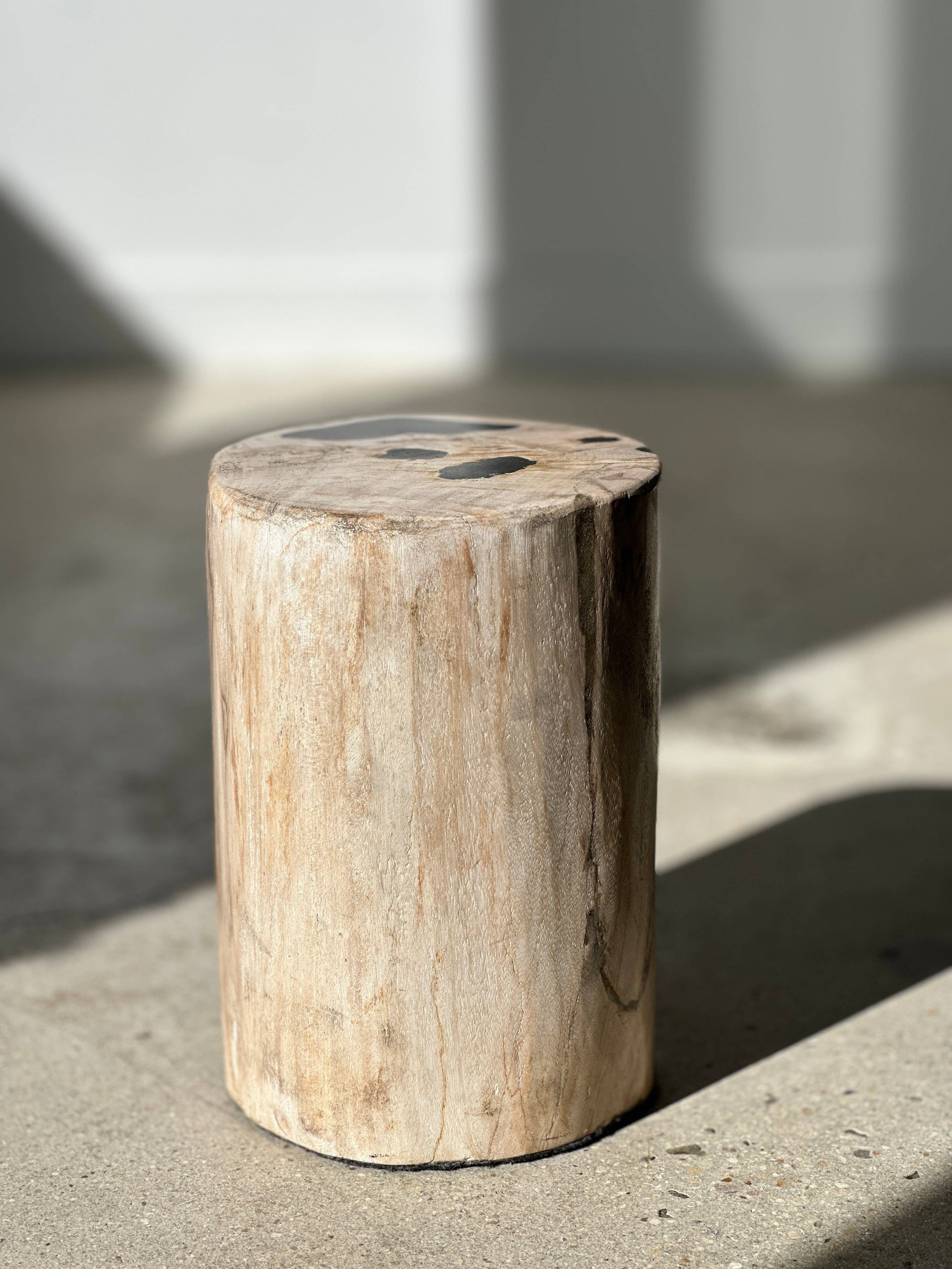 Office Objets - Wholesale Side Table - White petrified wood side table with black spots H:27.5 D:1833
