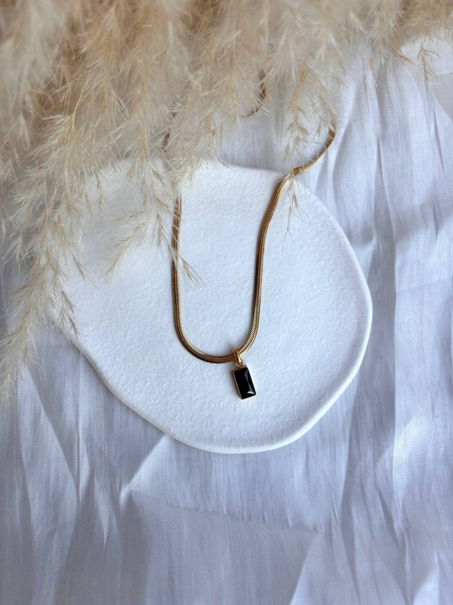 DUESTELLE ITALIA – wholesale Pendant/charm necklace – Eclipse Noir - Necklace with black rectangular pendant6