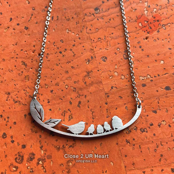 Collier famille de 5 oiseaux chanteurs pour la vente par Close 2 UR Heart