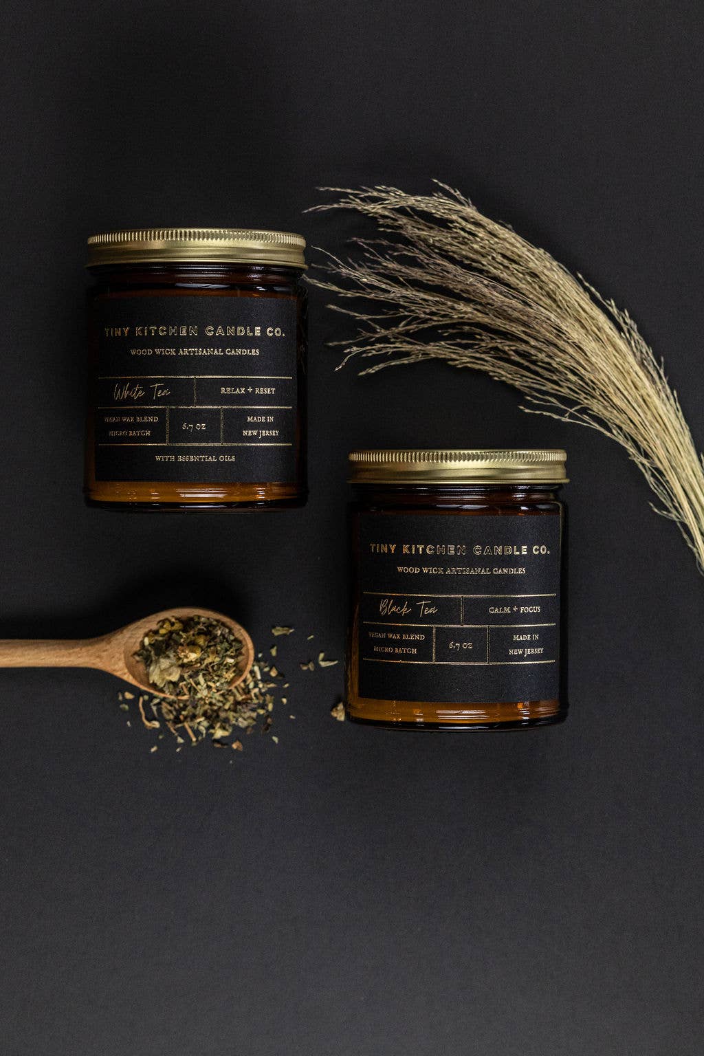 Tiny Kitchen Candle Co. – Vela em jarro/copo por atacado – Vela de pavio de madeira de chá preto - 8 oz.1