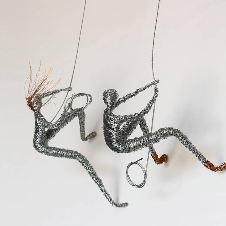 Arrampicata uomo e donna, scultura da parete, avventuriero rampicante per la vendita all'ingrosso da parte di Haritopoulou