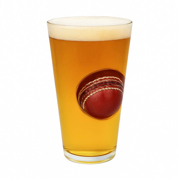 Innings Ender ? Verre à bière en forme de balle de cricket pour les amateurs de bière pour la vente par SPORTGIFTZ
