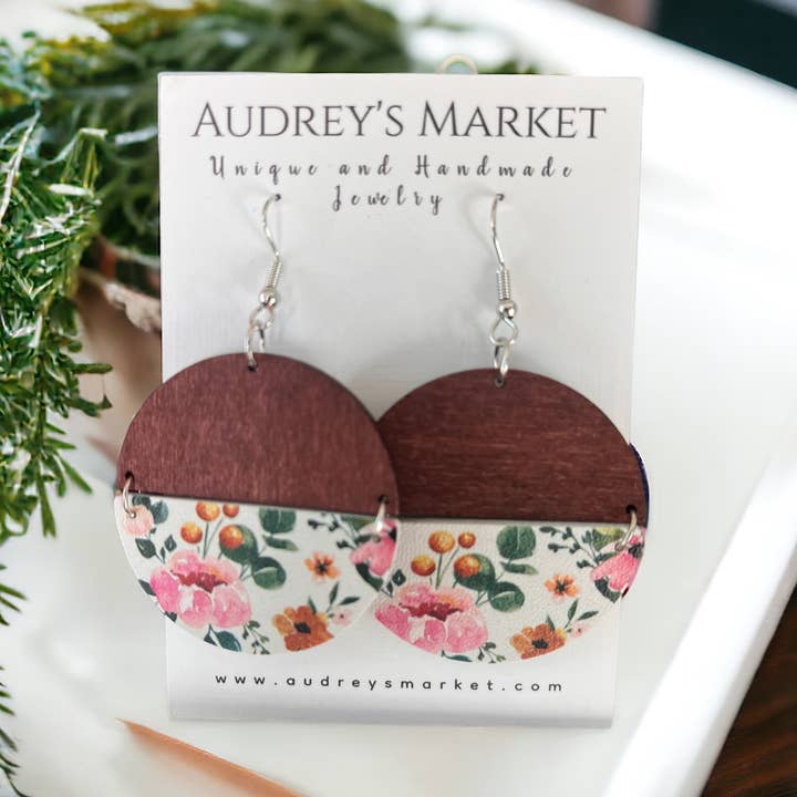 Letvægts trælæder botaniske blomsterøreringe for engroshandel hos Audrey's Market