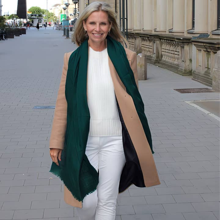 Vederlichte Middernachtgroene Handgeweven Wol Zijde Sjaal voor wholesale door HeritageModa