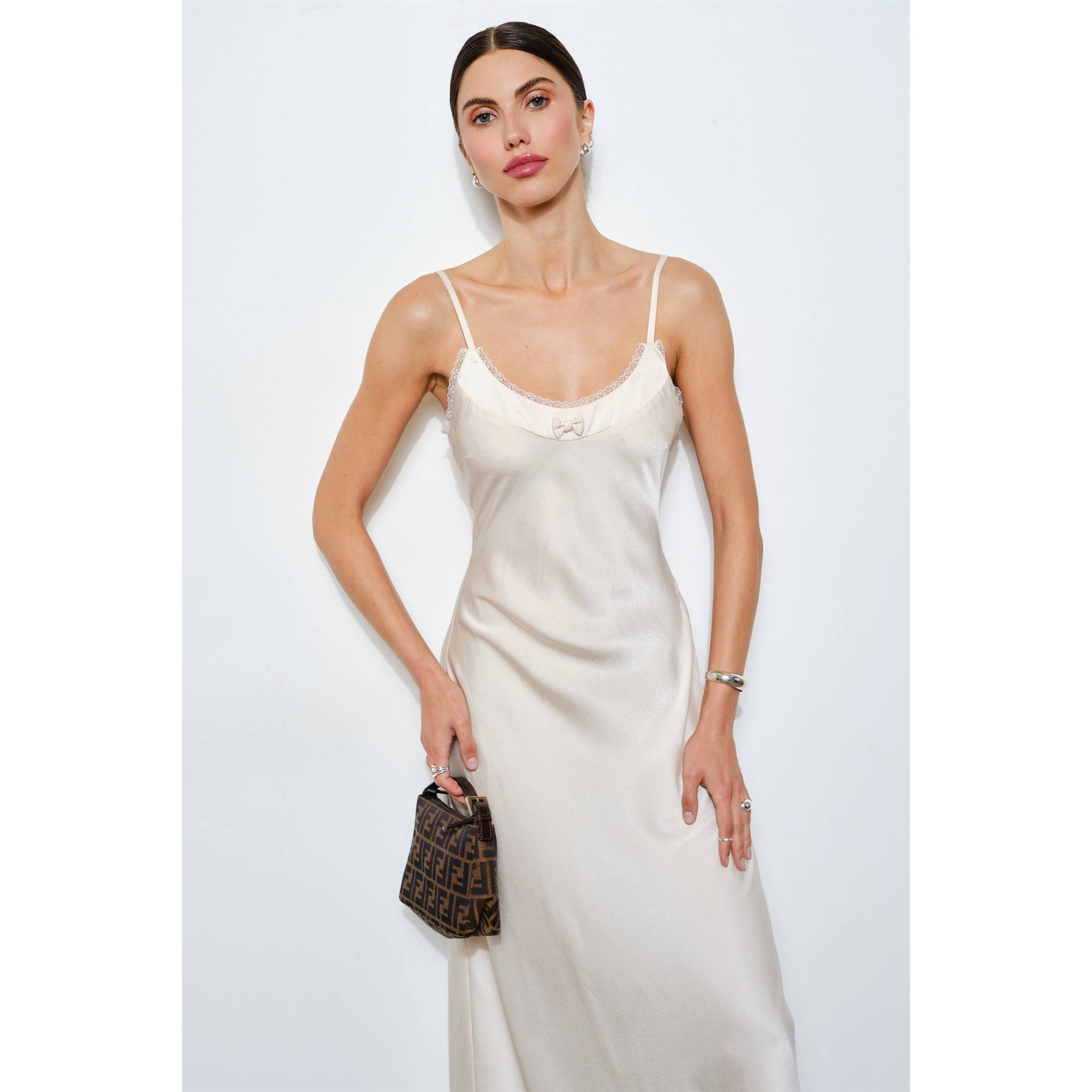 IVOIRE Robe nuisette à dos ouvert Genevieve en satin ivoire en vente sur Faire3