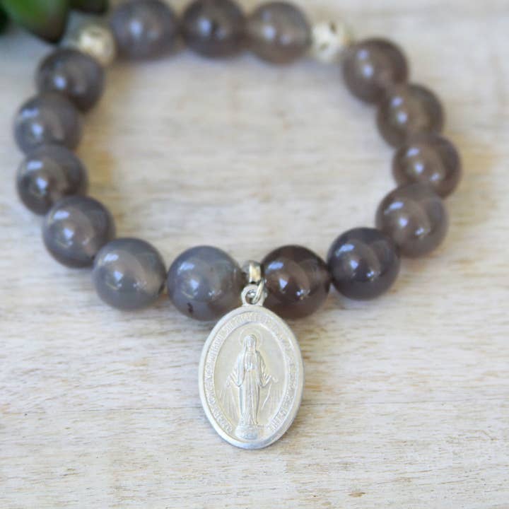 Bracelet Miraculous Mary Moonstone sur pierre naturelle de 10 mm. pour la vente par Eve and Grace Designs