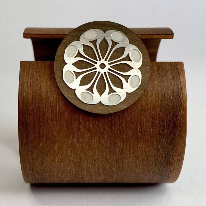 Tribe Flower Brosch med trärygg för wholesale av Go Do Good