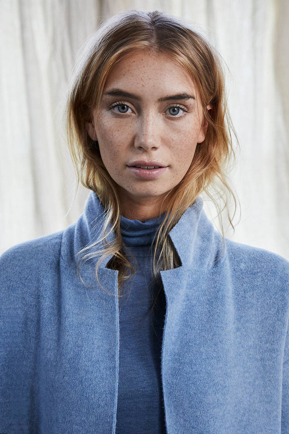 Suluu Store – wholesale Stickad topp - Dam – T-shirt med hohem Kragen i Blau3