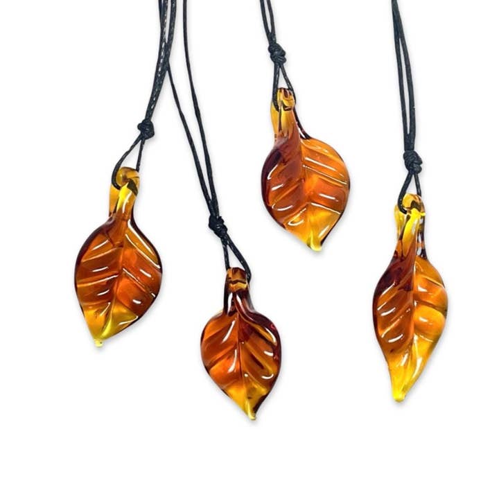 Collier en verre flameworked ambre petit feuille pour la vente par Ironwood Glassworks