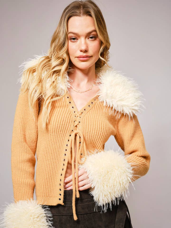 37031W - Cardigan à lacets avec bordure en fausse fourrure pour la vente par Blue B