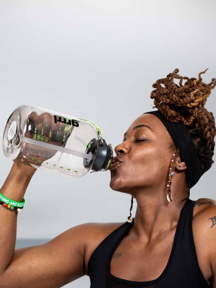 Grrrl x Shotay Collab Tritan-Wasserflasche, 2 Liter für den Großhandel von GRRRL