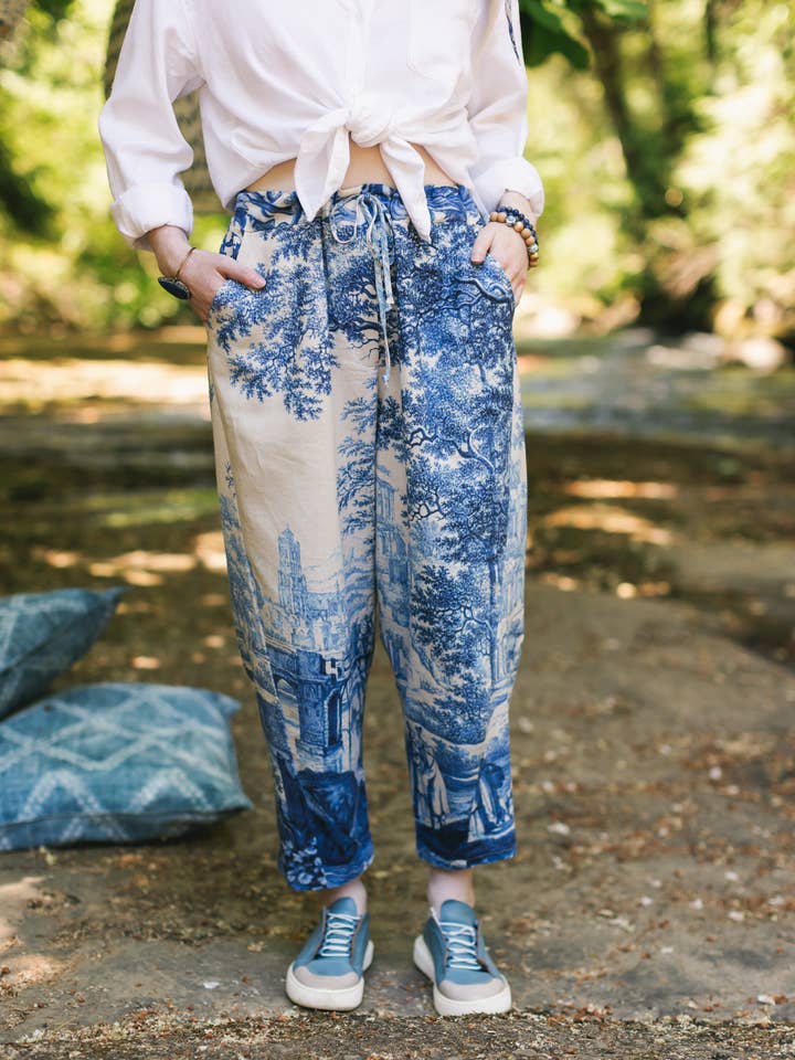 Låt Ljuset Komma In Linne Beskuren Konstnärsbyxa Blå Delft-tryck för wholesale av Market of Stars (USA)