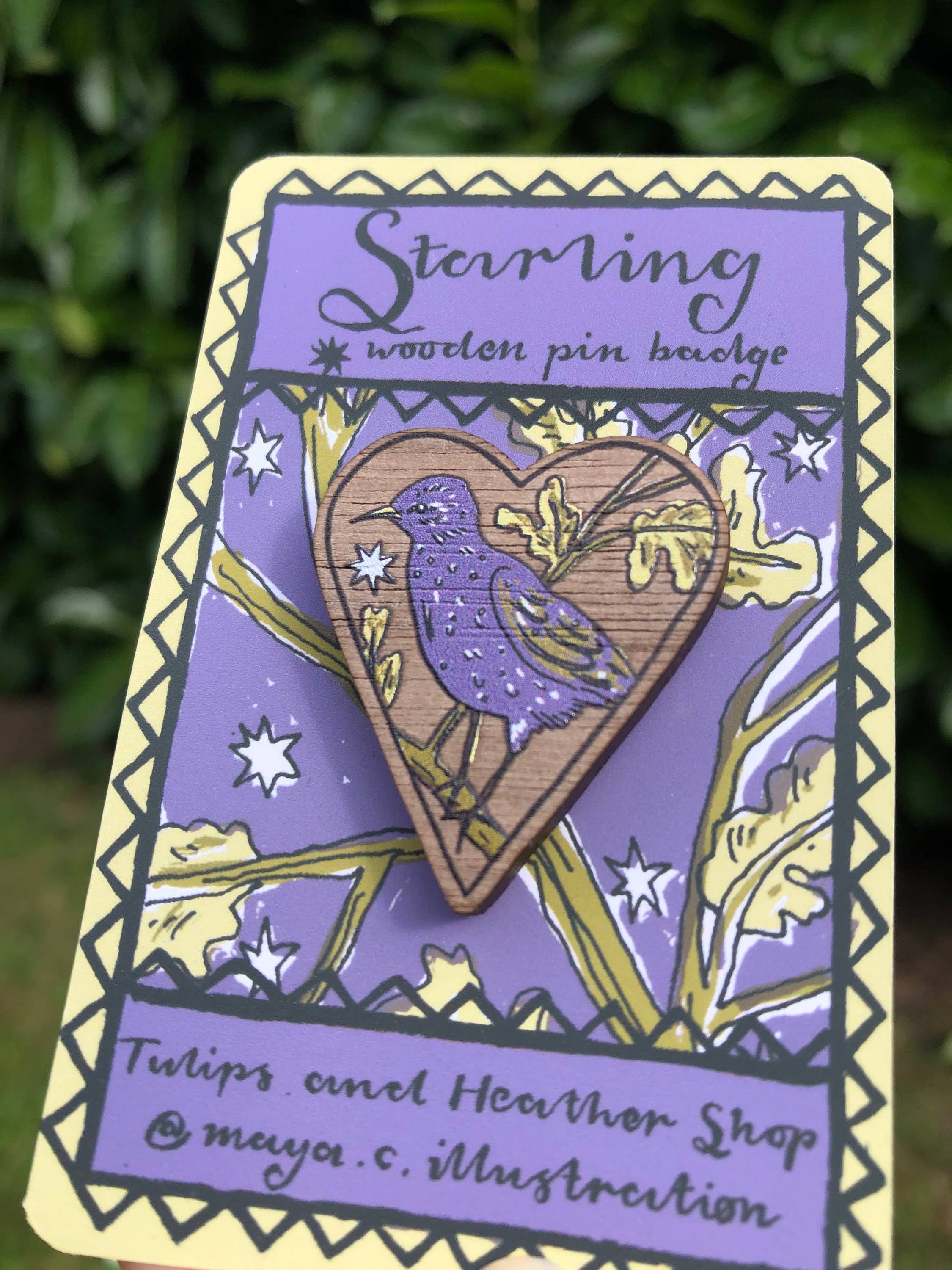 Tulips and Heather - Vente Broches - Badge en bois en forme de cœur d'étourneau4