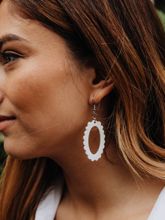 Selah Örhängen - Vit för wholesale av Crowned Free