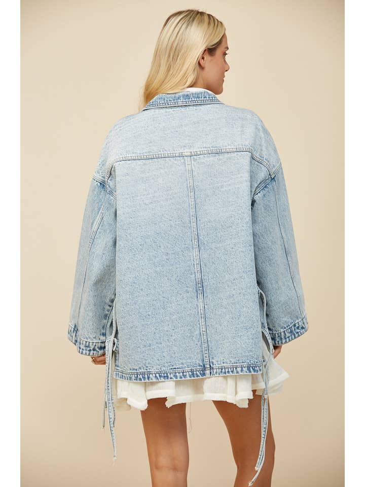 LEICHTER DENIM Oversize Boyfriend Jeansjacke mit seitlichen Bindebändern für den Großhandel auf Faire2