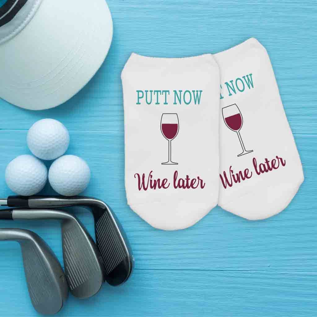 Blanc Putt Now Wine Later - Chaussettes de golf amusantes - Chaussettes invisibles en vente sur Faire2