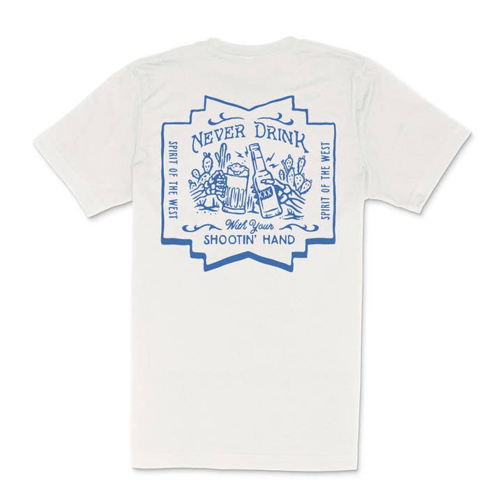 Shootin' hånd T-shirt - ¡Salud! Udgave for engroshandel hos Sendero Provisions Company