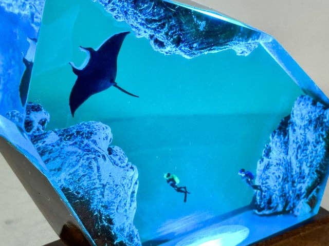 Merchemy - Wholesale Decorative Tabletop Object - Manta Rays and Diver Resin Lamp, Ocean Vibes Epoxy Decor2