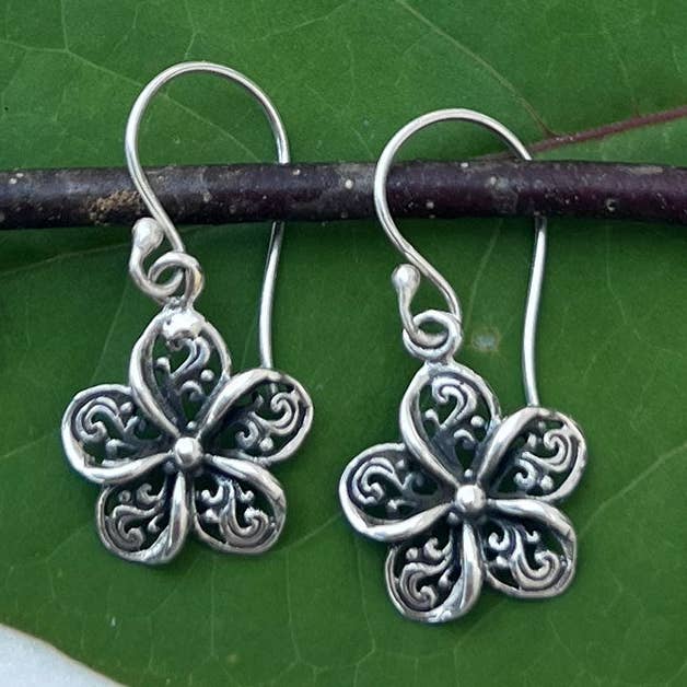 Boucles d'oreilles en filigrane en forme de fleur - Argent sterling, Indonésie pour la vente par Women's Peace Collection