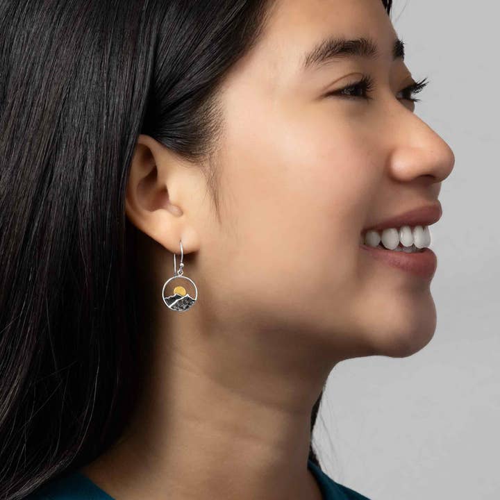 Nina Designs - Vendita all'ingrosso Orecchini pendenti - Orecchini Circle Mountain in argento con sole in bronzo 30x15mm1