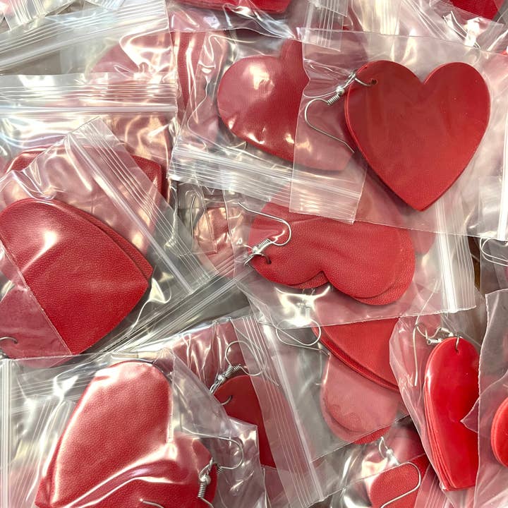 Orecchini in pelle a cuore bifacciale in pelle rossa per la vendita all'ingrosso da parte di Kate Tuesday Jewelry