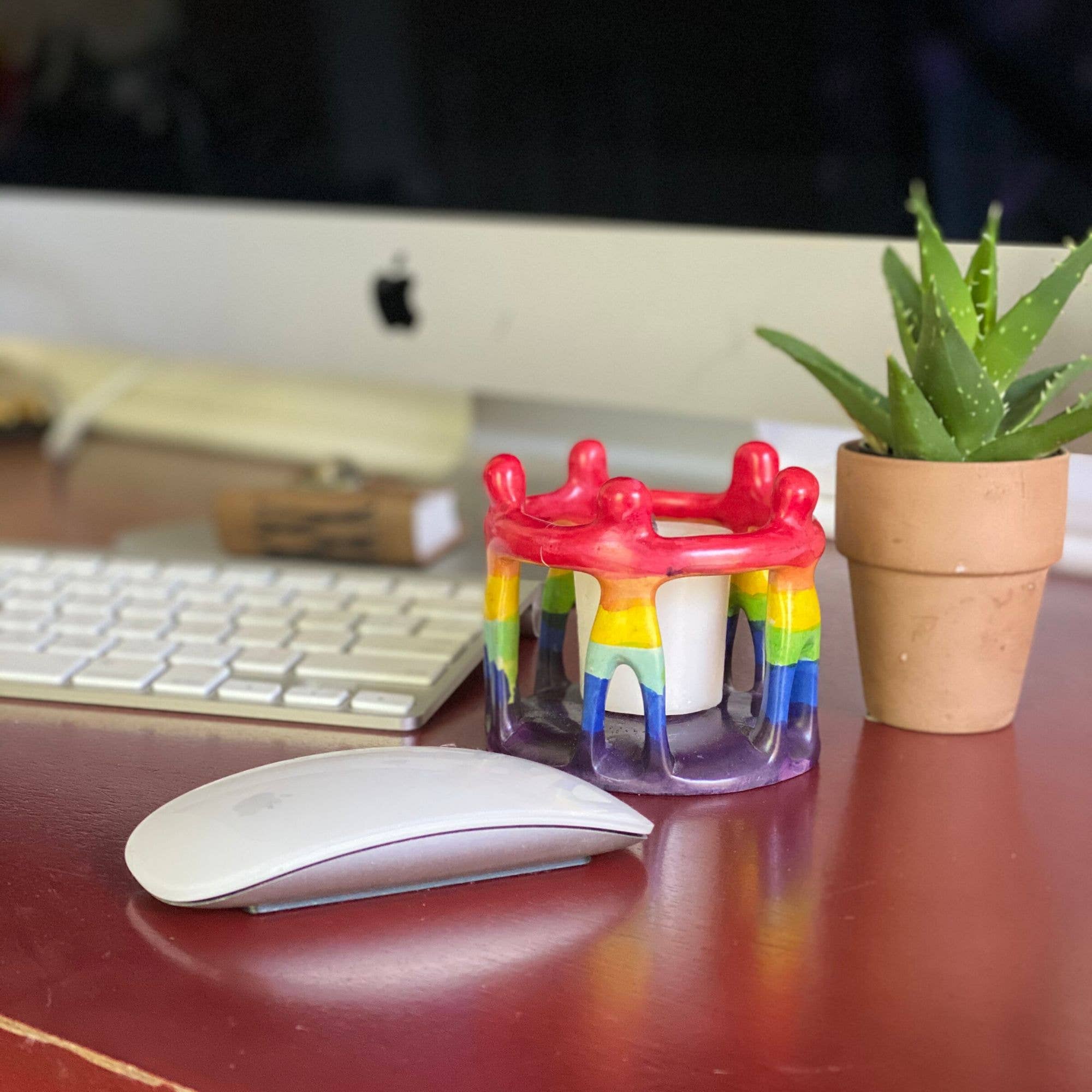 Global Crafts - Vendita all'ingrosso Scultura - Scultura dipinta con cerchio di amici arcobaleno da 8,9 cm.3