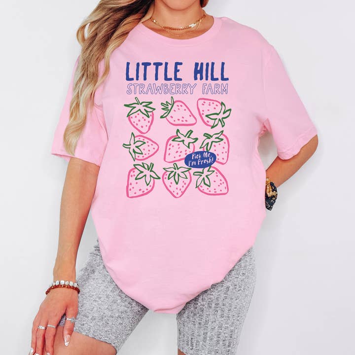 Little Hill Jordgubbsfarm Grafisk T-shirt för wholesale av DaisyChainDesignCo