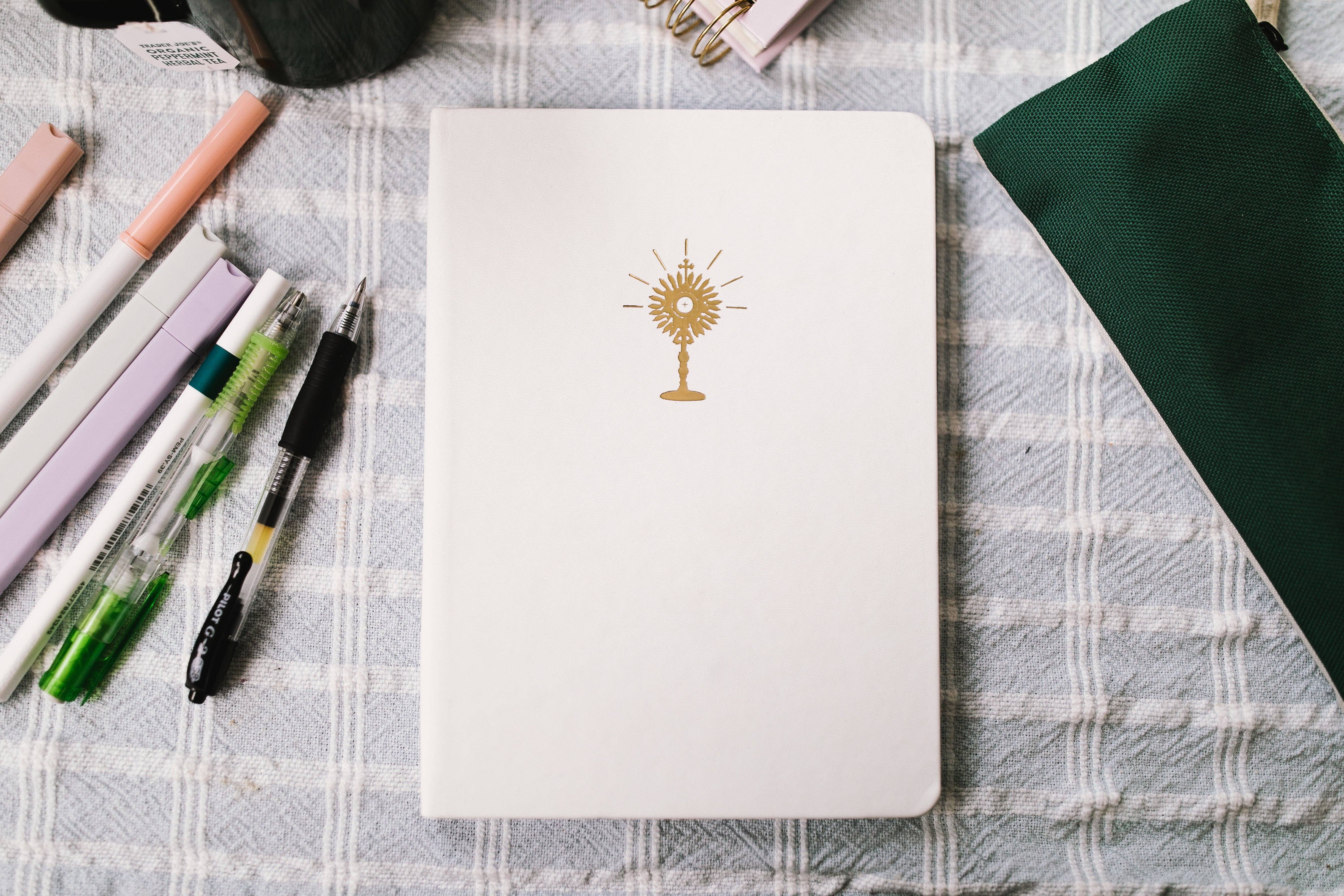 Elisa M Torres - Artist & Designer – Großhandel Notizbücher – Freue dich Notizbuch - Goldene Eucharistie-Design4