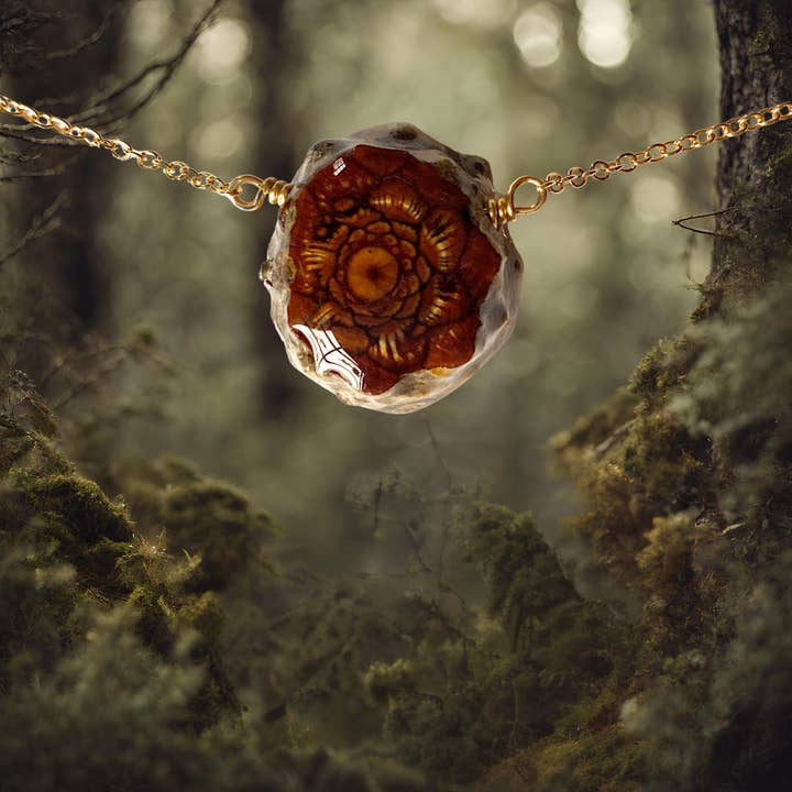 Halskette Jack Pine Cone aus Gold für den Großhandel von Pith & Pine