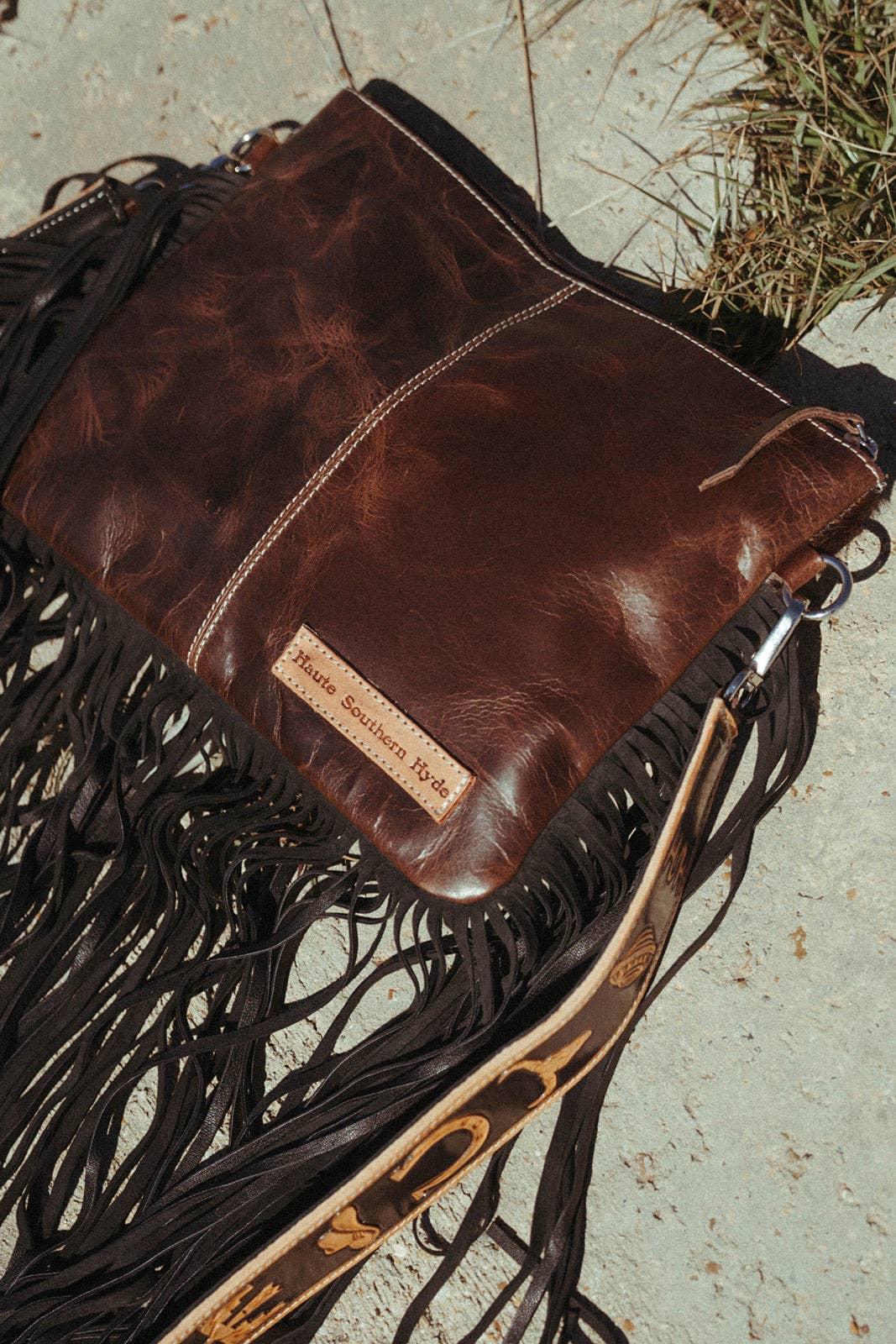 Haute Southern Hyde – Engroshandel Crossbodytaske - Dame – Beth Maries western-mærkede crossbody-pung med koskindværktøj6
