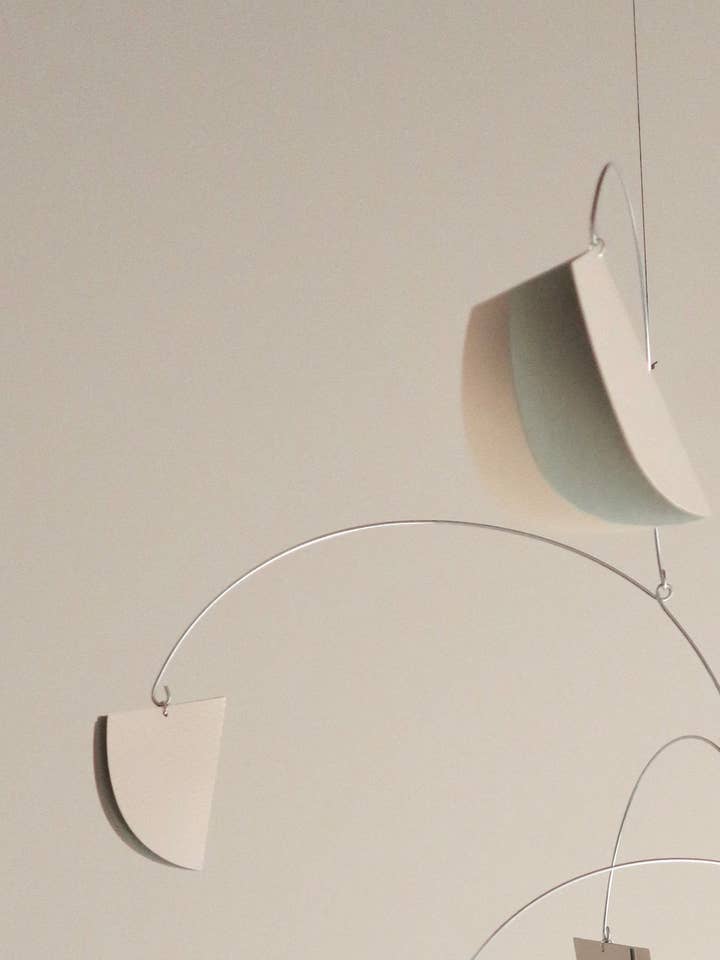 Kinetic Mobile - Japandi Beige & Blekt Grön för wholesale av Småhus - MD Ateljé