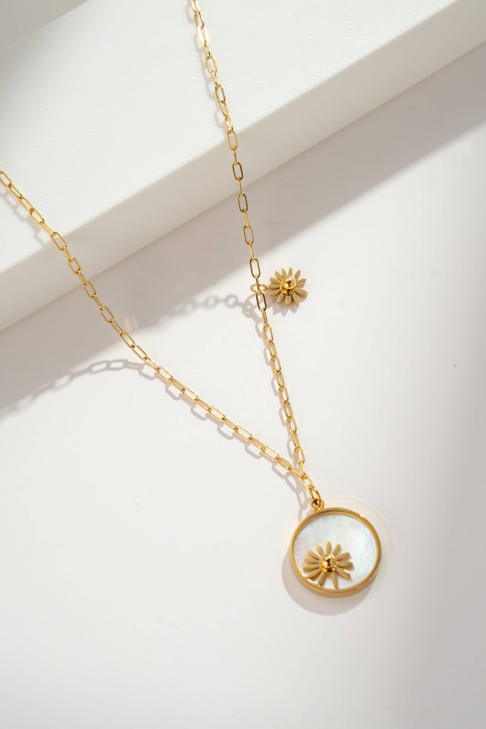 COSMOS – Engroshandel Halskæde med vedhæng – Guldbelagt Perlemor Stjerne Halskæde – Smykke i Rustfrit Stål Lys1