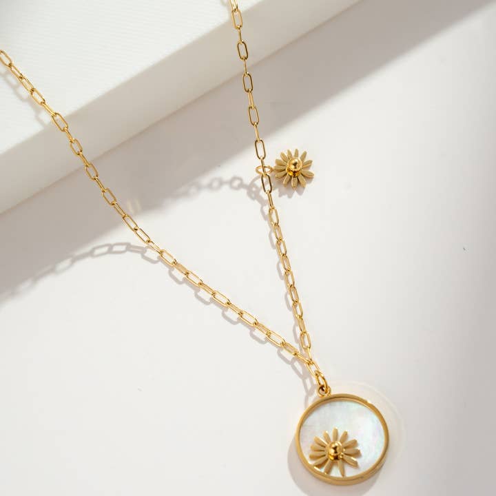 COSMOS – Engroshandel Halskæde med vedhæng – Guldbelagt Perlemor Stjerne Halskæde – Smykke i Rustfrit Stål Lys1