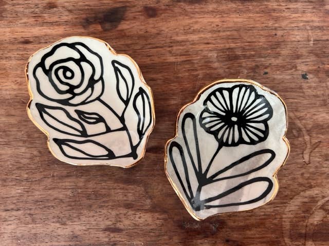 Hsieh Clay SF – Engroshandel Smykkeskål – 4" Håndlavet Blomsterformet Keramisk Smykkeskål med 22K Guld