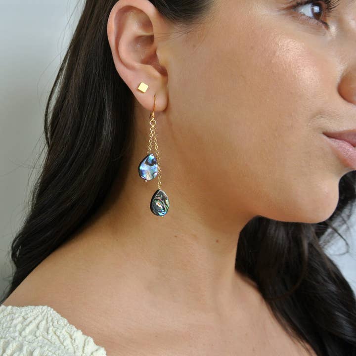 Boucles d'oreilles chaîne en or à double goutte avec coquille d'ormeau pour la vente par Edgy Petal Jewelry
