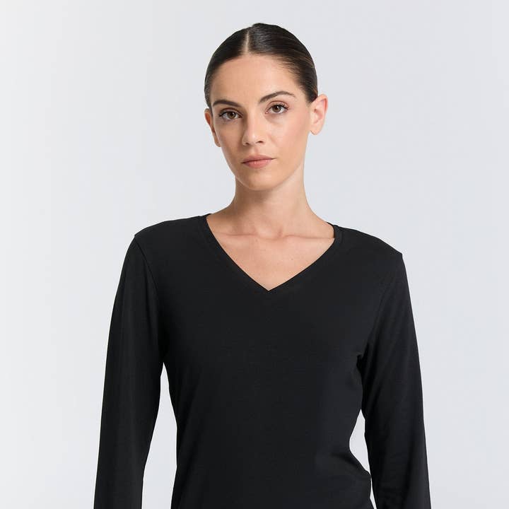 4413-021 | T-shirt de manga comprida com decote em V para senhora - Preto por atacado de Leela Cotton